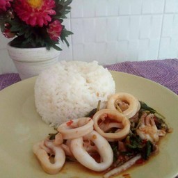 ข้าวกระเพราปลาหมึก