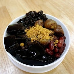 เฉาก๊วยทรงเครื่อง  (น้ำเชื่อม + น้ำตาลเเดง)