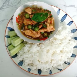 ข้าวและแกงเผ็ดใส่มะเขือ