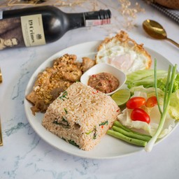 12 ข้าวผัดน้ำพริกหมูทอดและไข่ดาว