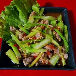 ยำก้านคะน้าหมูสับ !!!