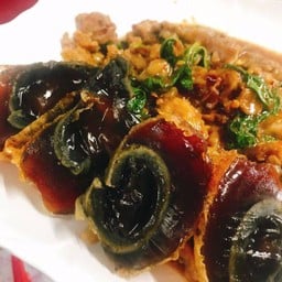 กะเพราเนื้อไข่เยี่ยวม้า (เป็นกับข้าว)