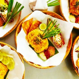 ผัดไท ไข่ห่อหมู + ข้าวไข่ห่อกะเพราหมู