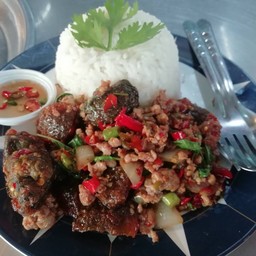 กระเพราไข่เยี่ยวม้าราดข้าว