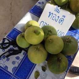 ร้านค้าตามทางเดินขายผลไม้ เช่น ส้มโอ