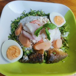 ใส่ถ้วยพร้อมฝาปิด  แยกน้ำยำ พริกสด พริกแห้ง รับหน้าร้านลด 10 บาททุกเมนู