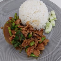 ผัดพริกแกงหมู