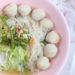 ก๋วยเตี๋ยวโคคาลูกชิ้นปลา