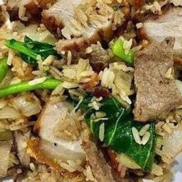 ข้าวผัดหมูกรอบ