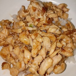 ข้าวราดไก่ทอดกระเทียมพริกไทย