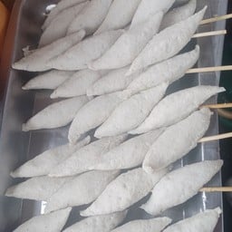 ลูกชิ้นปลารักบี้ ทอด ทานกับน้ำจิ้มสามรสหรือซีฟู้ด