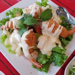 สลัดผลไม้กุ้งกรอบ
