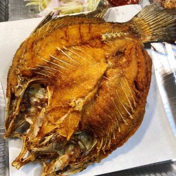 ปลากะพง กุ้งเผา ปลาเผา Seafood : อาหารบ้านจุ้นจ้าน