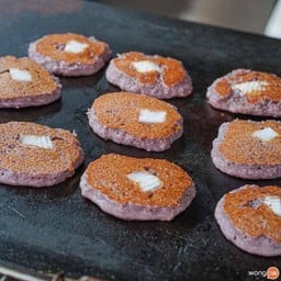 ขนมครกสีม่วงไส้ทะลัก หัวหิน