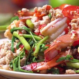 ยำกระเฉดกุ้ง-หมูสับ