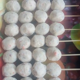 ลูกชิ้นไก่สาหร่าย ยำรสเด็ด