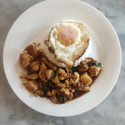 ข้าวกระเพราไก่ ไข่ดาว LM