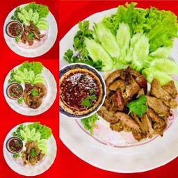 ข้าวหมูย่างริมคลอง