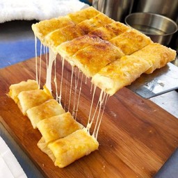 โรตีใส่ไข่ชีสยืด(มอสซาเรลล่าชีส)