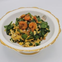 ใบเหลียงผัดไข่โรยกระเทียมเจียวและกุ้งแห้งทอด
