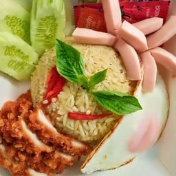 ข้าวผัดเขียวหวานสามเกลอ