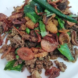 ลาบไก่คั่วเครื่องในกรอบ