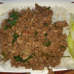 ผัดกระเพราหมูราดข้าว