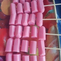 ไส้กรอกไก่รสนม ทอด ทานกับน้ำจิ้มสามรสหรือซีฟู้ด