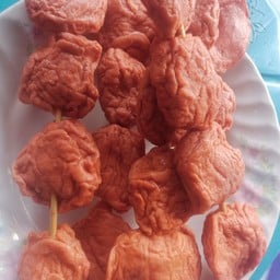 ลูกชิ้นปลาแดงทอด ทานกับน้ำจิ้มสามรสหรือซีฟู้ด