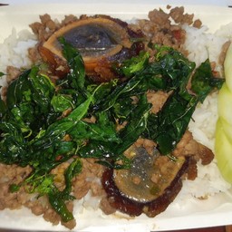 ผัดกระเพราไข่เยี่ยวม้าราดข้าว
