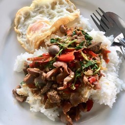 กะเพราเครื่องในไก่