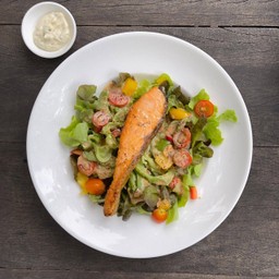 สลัดสเต็กแซลมอน