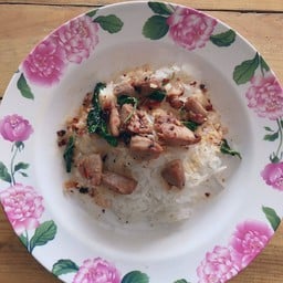 ร้านกะเพราถาดฟรีไข่ดาว จิ้มจุ่มรสเด็ด