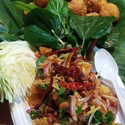 ยำแหนมสด ข้าวทอด