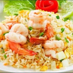 ข้าวผัดกุ้ง   หรือ ปลาหมึก