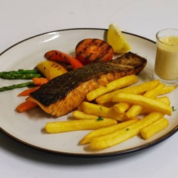 สเต๊กแซลมอนย่างซอสพริกไทยดำ