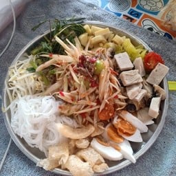 เจ๊อุ๋ยส้มตํายําแซ่บเปรอะขอบปาก
