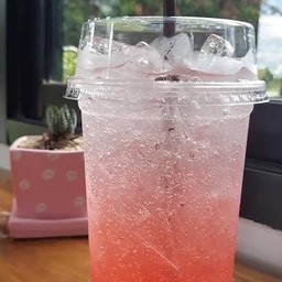 สตอเบอรี่โซดา