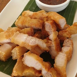 สามชั้นทอดน้ำปลา