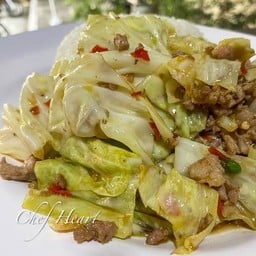 กะหล่ำปลีผัดน้ำปลาพริกขี้หนูสดหมูสับราดข้าว