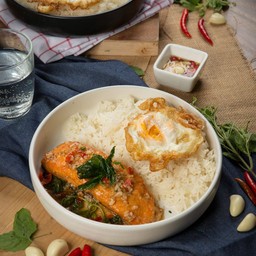 ข้าวกระเพราสเต็กแซลมอน+ไข่กรอบ