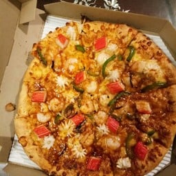 พิซซ่าหน้าซีฟู้ด หมึก กุ้ง และปูอัด