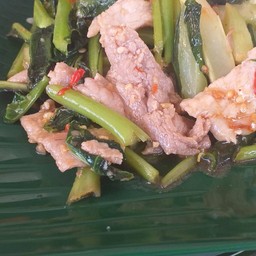 คะน้าหมูนุ่มราดข้าว