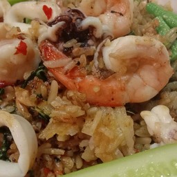 กระเพราคลุก กุ้ง หมึก