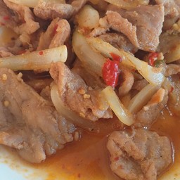 ผัดพริกหอมใหญ่หมูนุ่มราดข้าว