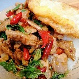 กระเพราหมูชิ้นกับข้าว