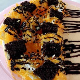 เครปเย็นบราวนี่+เยลลี่แดง+ฝอยทอง