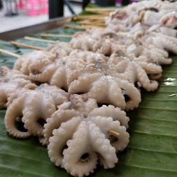ร้านปลาหมึกย่าง (น้ำจิ้มโคตรเด็ด)