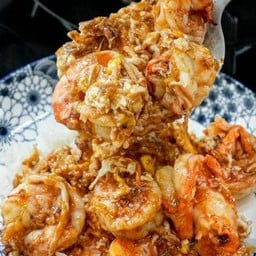 กุ้งกระเทียมรวนไข่กับข้าว