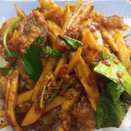 พริกแกงหมูกรอบใส่หน่อไม้